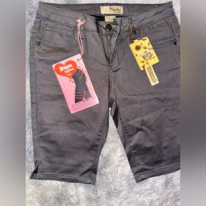 Hybrid & Company Woman’s Gray Super Stretch Shorts w/Bum Lifter - NWT Size 11